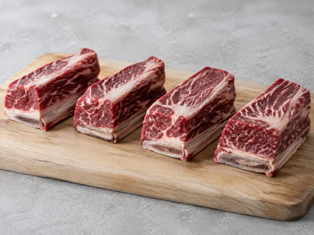 Short ribs w stylu English cut: kawałki z jedną kością i grubym blokiem mięsa